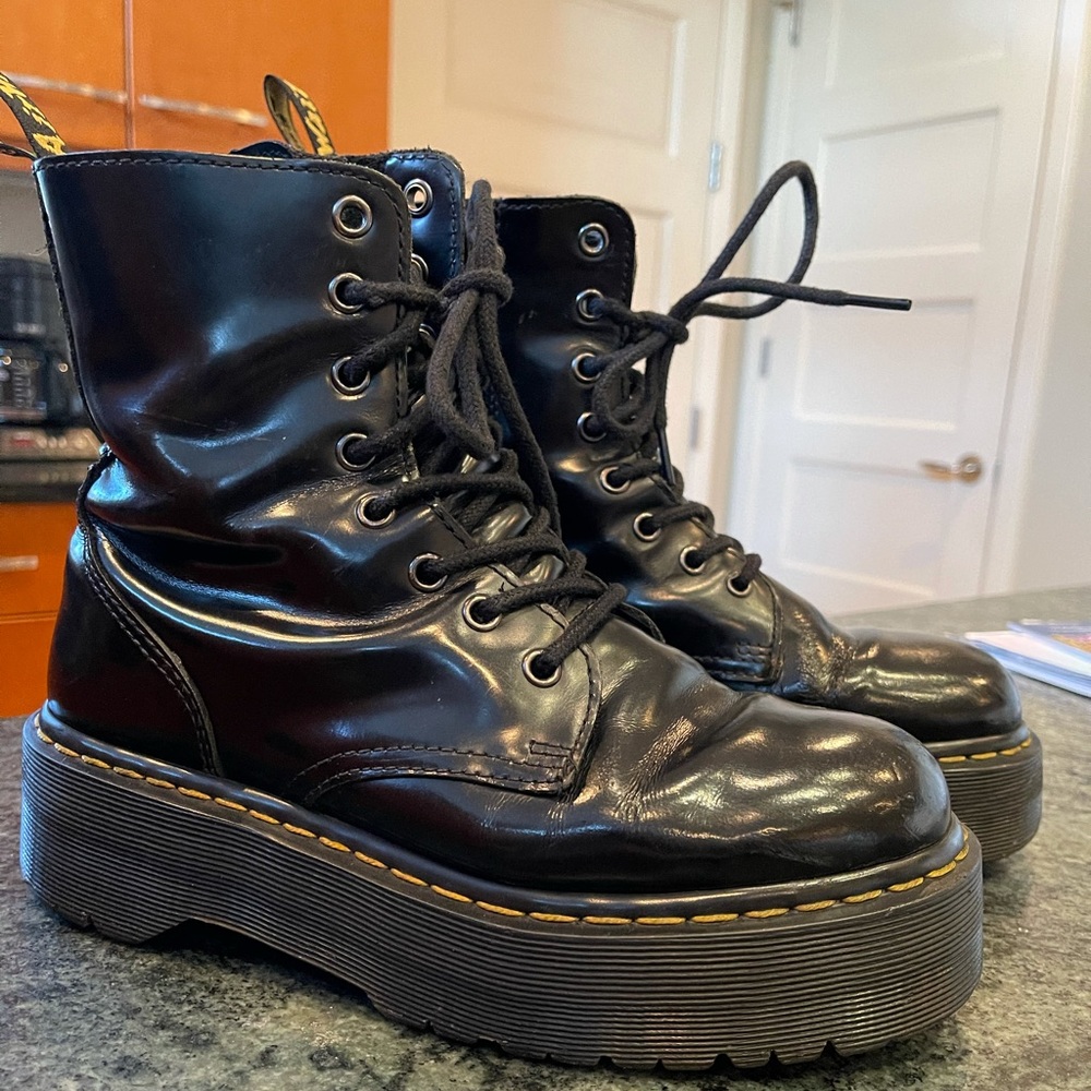 DR MARTENS JADON SMOOTH LEATHER PLATFORM BOOTS 8US
